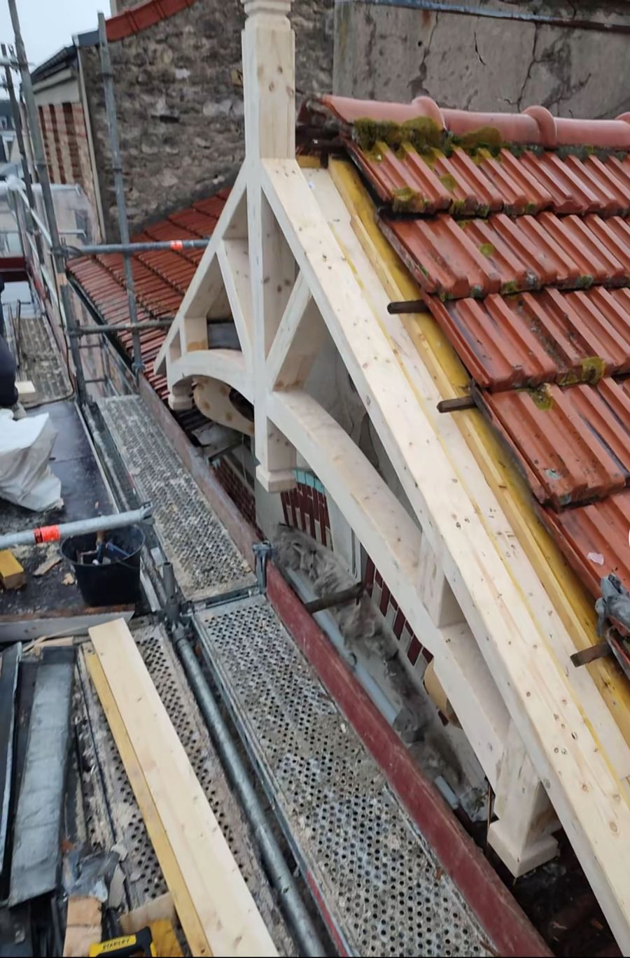 Charpente et tuiles neuves en cours de pose à Neuilly-Plaisance