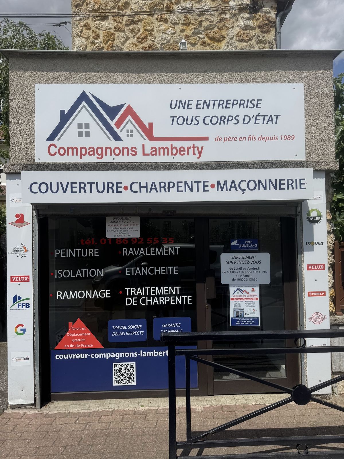 Vitrine de l'agence Compagnons Lamberty, 117 rue Diderot à Champigny-sur-Marne